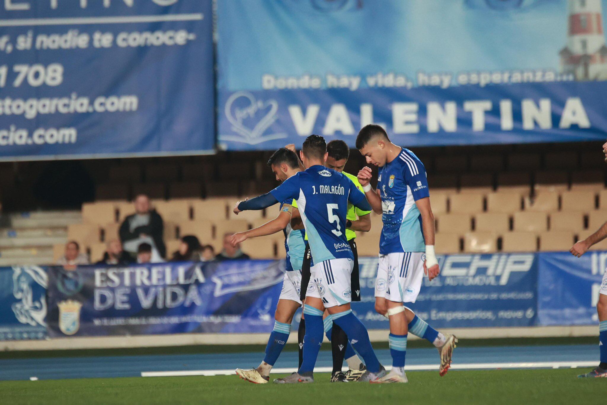 El Xerez CD celebra el gol de Adri ante el Xerez DFC