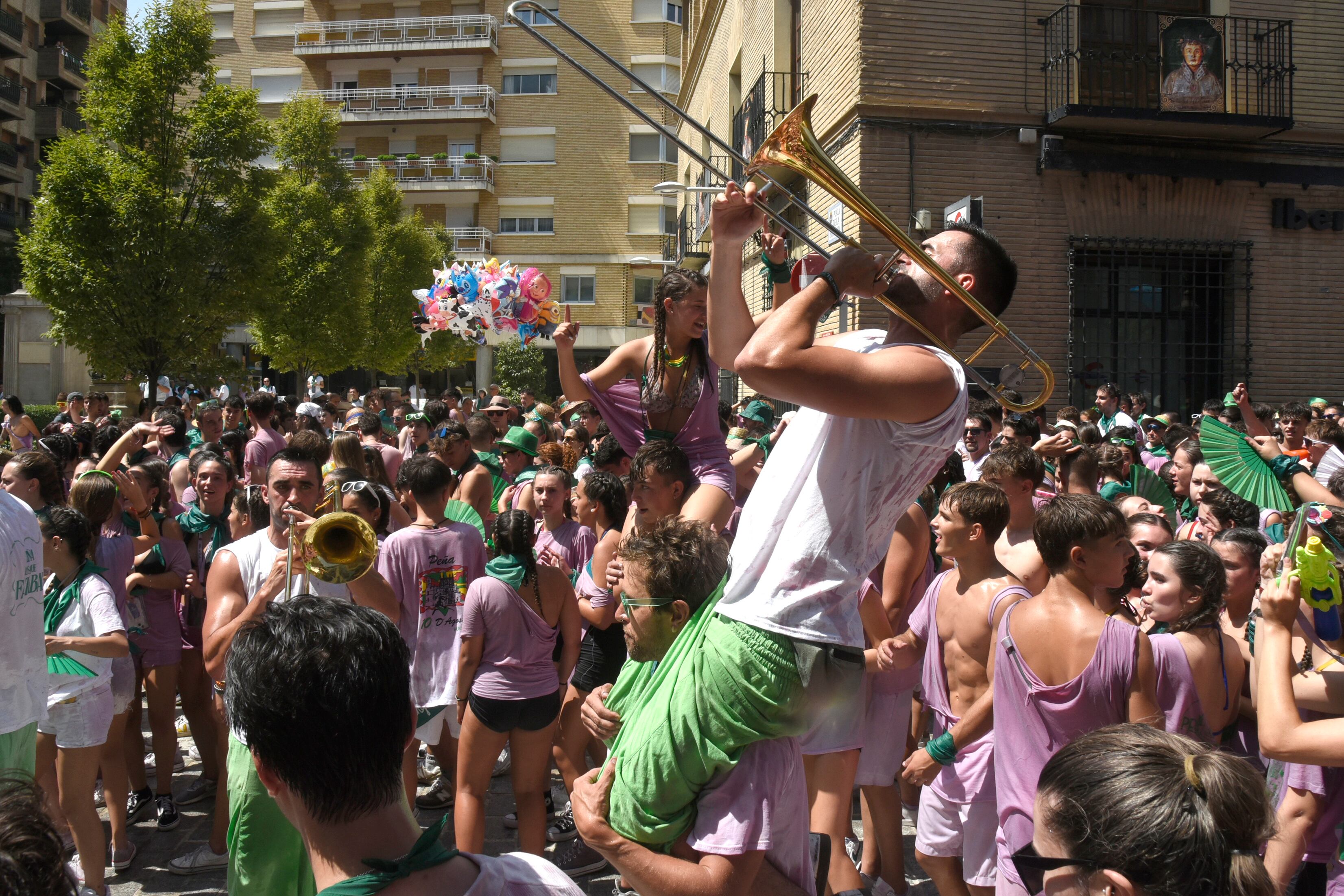 HUESCA, 09/08/2025.- Inicio de las fiestas de San Lorenzo de Huesca, este sábado, en el que la ciudad se ha llenado de alegría y música tras el estallido del cohete anunciador. EFE/ Javier Blasco
