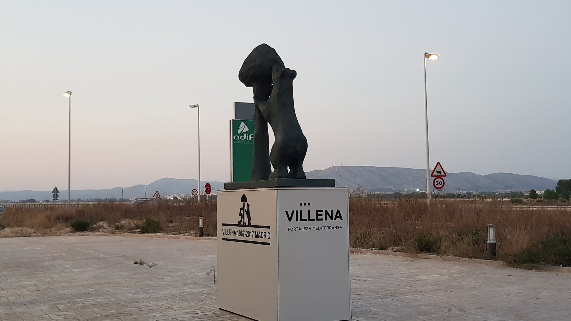 Reproducción del Oso y el Madroño junto a la Estación del Ave de Villena