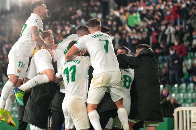 Los jugadores del Elche celebran el gol de la victoria anotado por Ezequiel Ponce