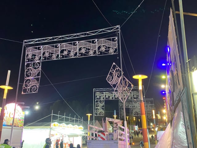 Caída de algunas luces en el recinto ferial de Jaén por las fuertes rachas de viento.