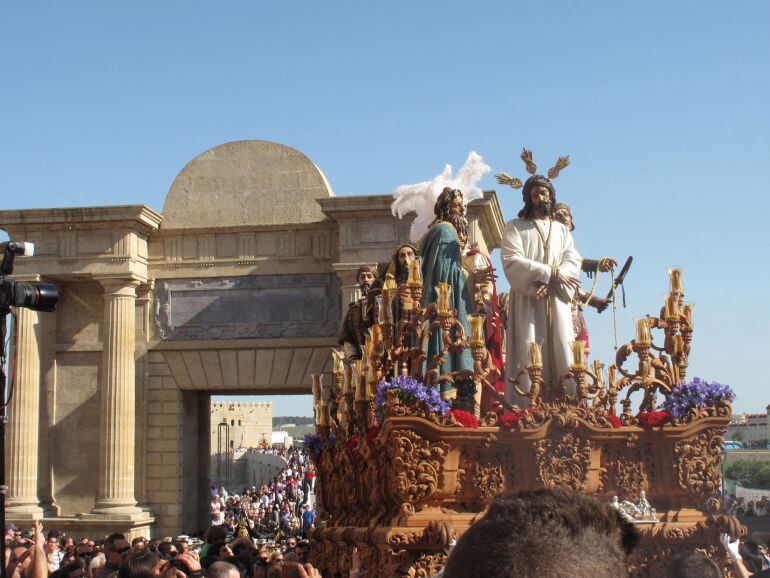 El Amor cruza el arco del triunfo