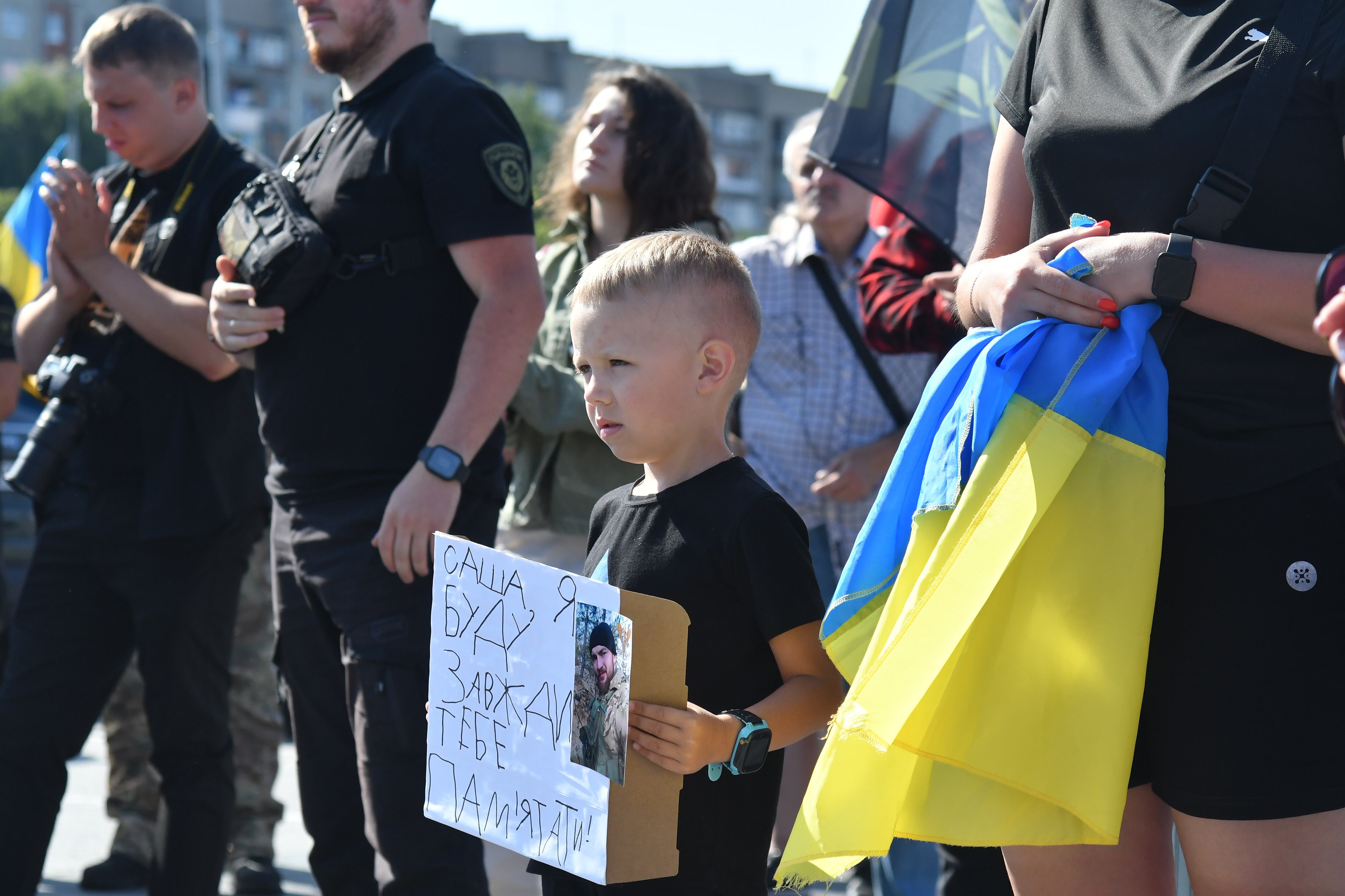 Un niño ucraniano durante un acto de recuerdo en Lviv a los soldados caídos a principios de este mes