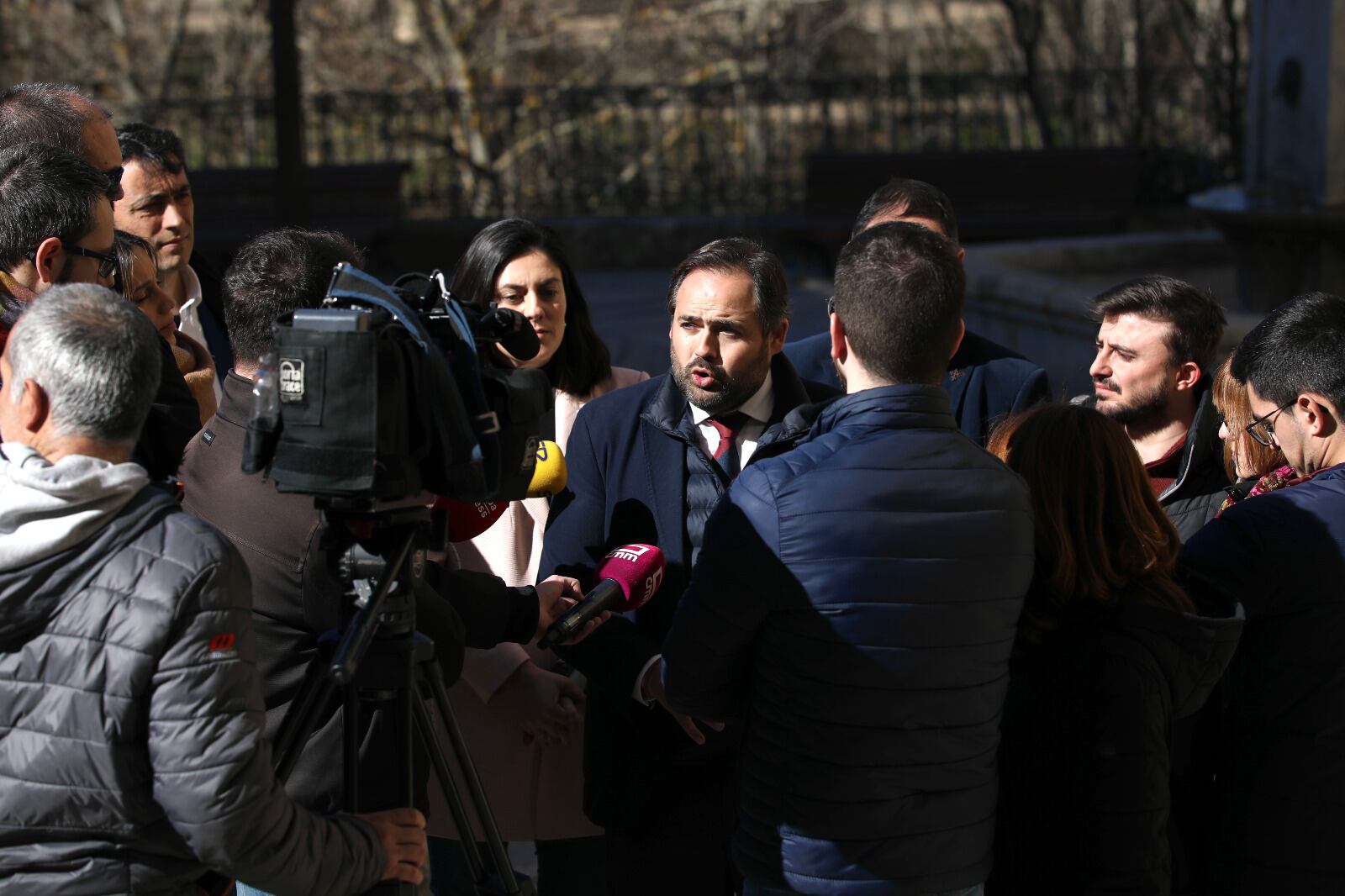 El presidente del PP de Castilla-La Mancha atiende a los medios durante su visita a Cuenca