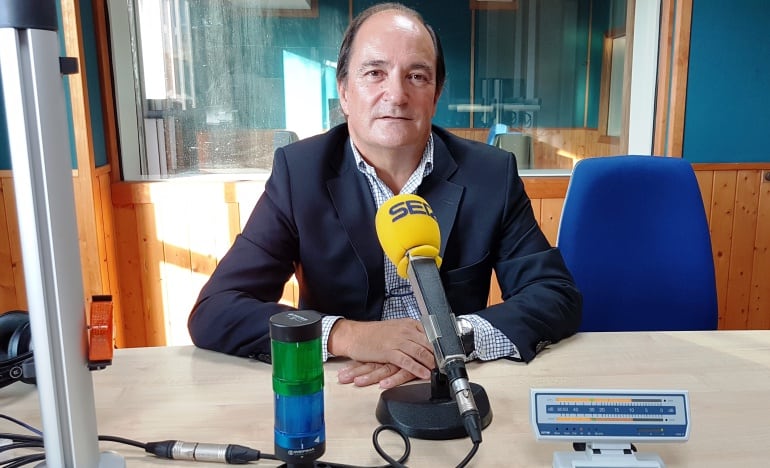 Modesto Piñeiro, presidente de la Cámara de Comercio de Cantabria, en el estudio de la SER