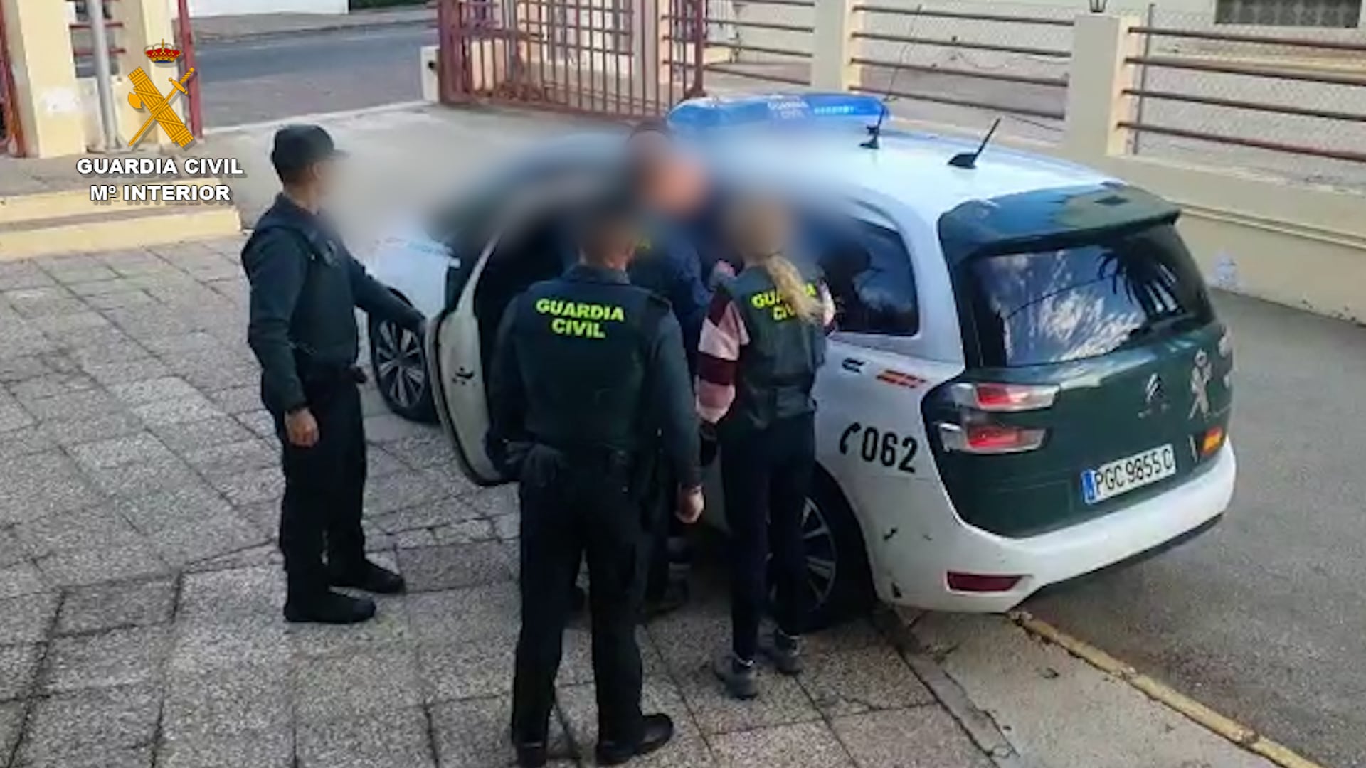 Momento en el que los agentes detienen al ladrón de viviendas en Xàbia