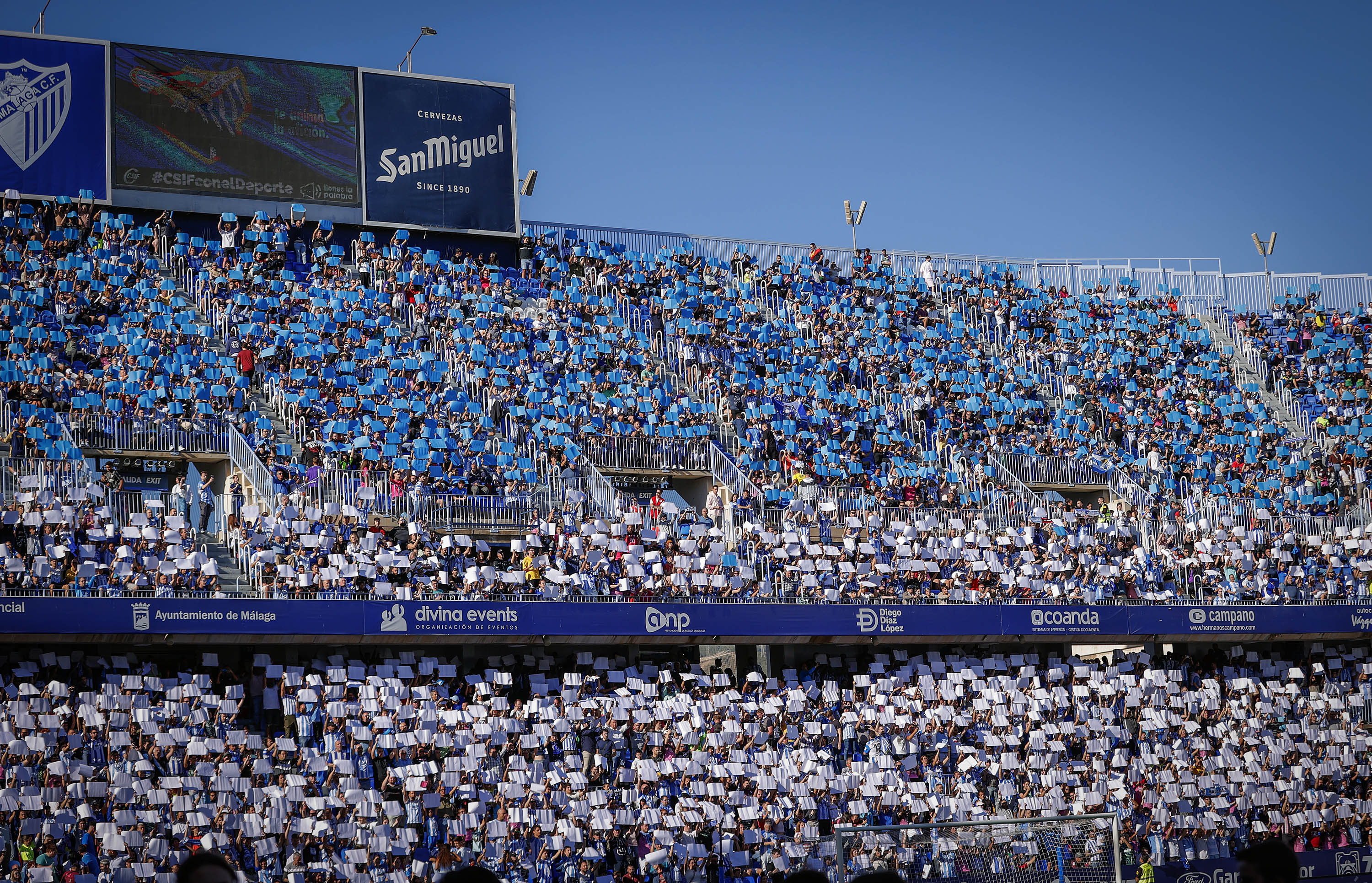 Grada de La Rosaleda con los aficionados haciendo un mosaico blanquiazul