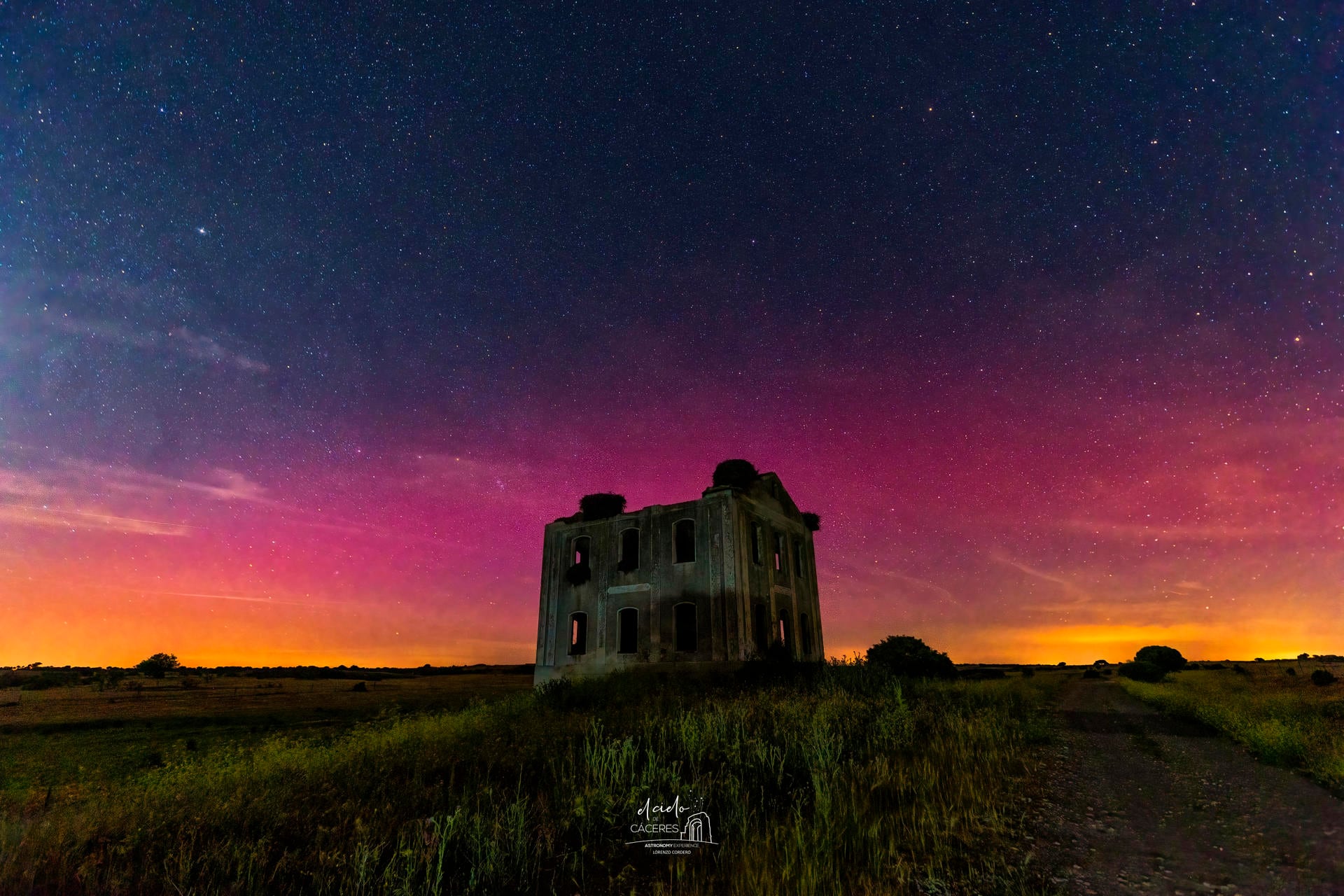 Una fotografía que muestra una aurora boreal realizada desde la localidad de Casar de Cáceres por el fotógrafo extremeño Lorenzo Cordero