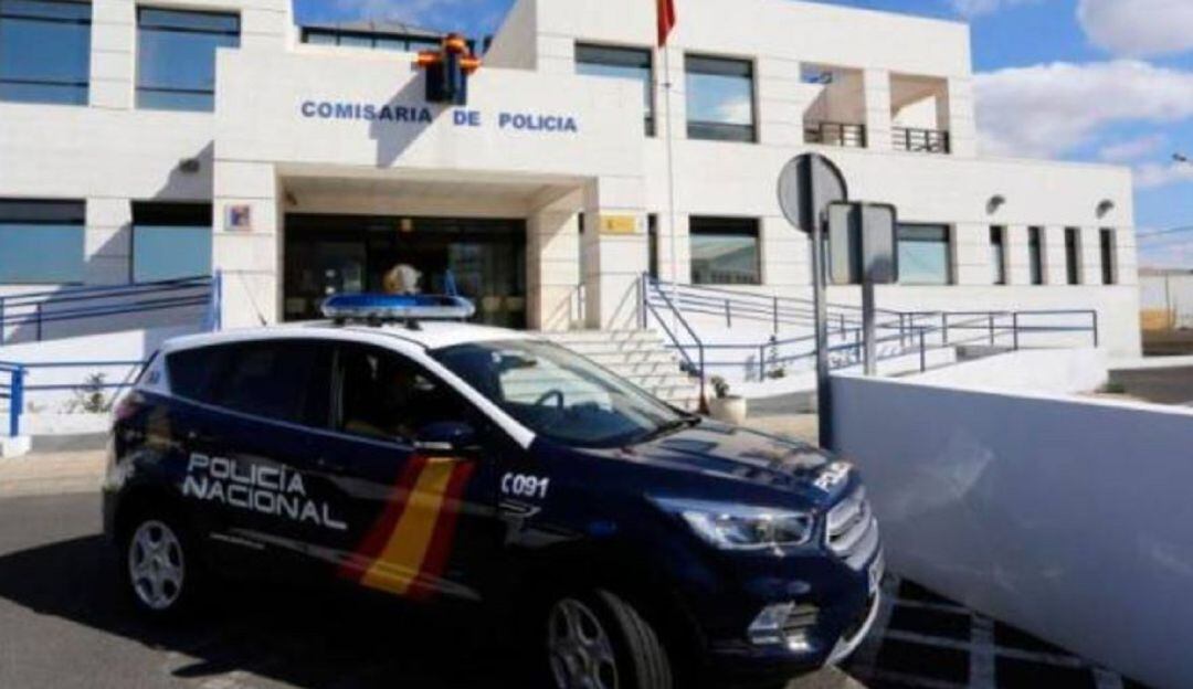 Coche patrulla de la Policía Nacional en la comisaría de Arrecife.