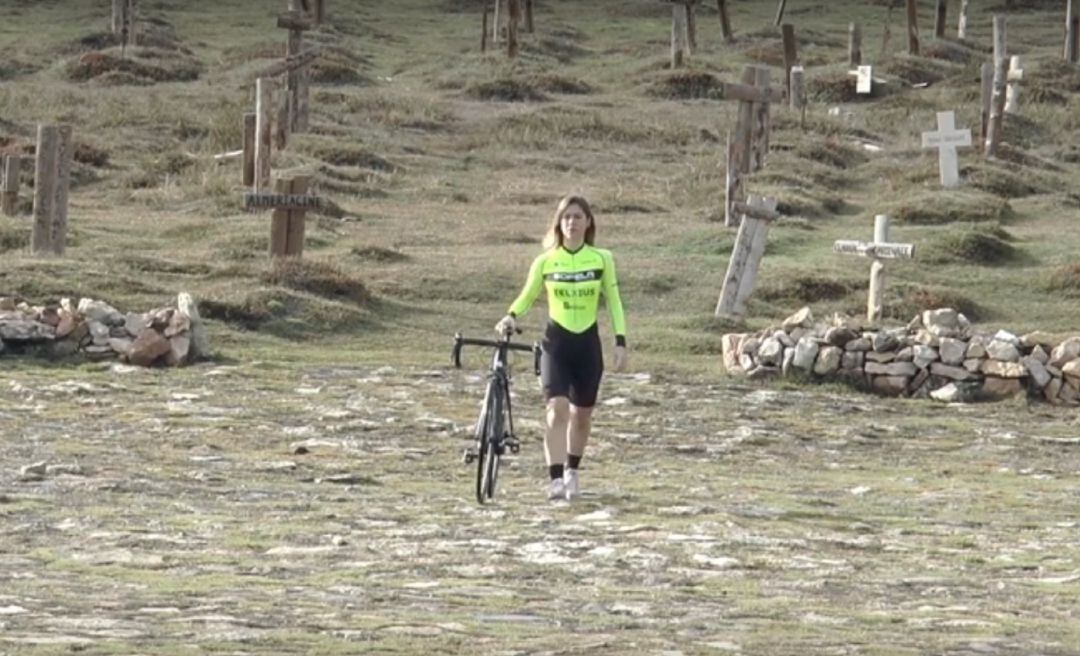 Sara Martín con la indumentaria de la formación vasca en el cementerio de Sad Hill.