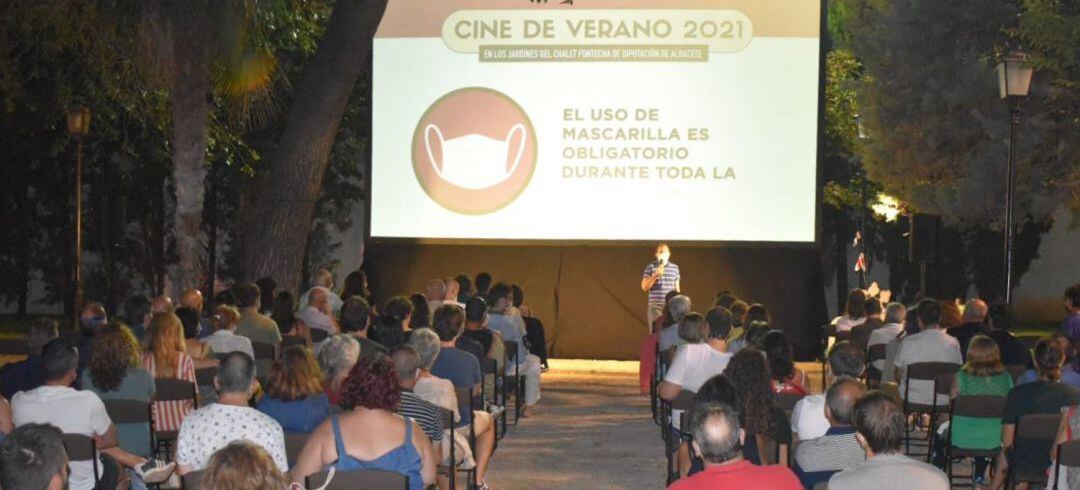 Imagen de archovo del cine de verano en los jardines del chalet Fontecha