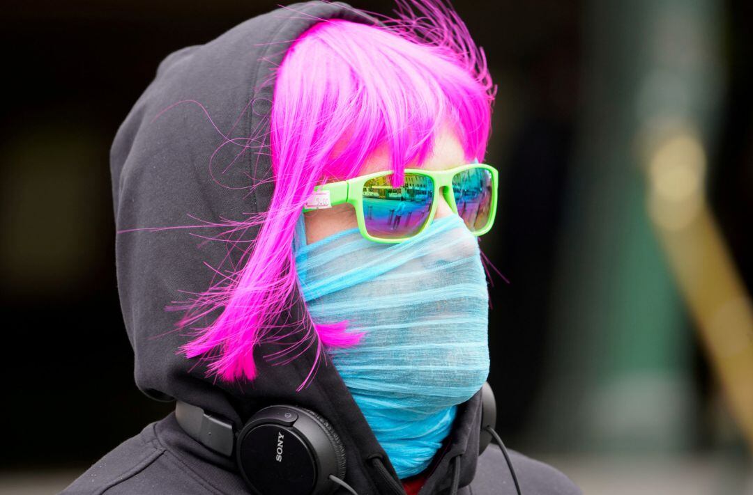 Una persona con mascarilla en Melbourne (Australia).