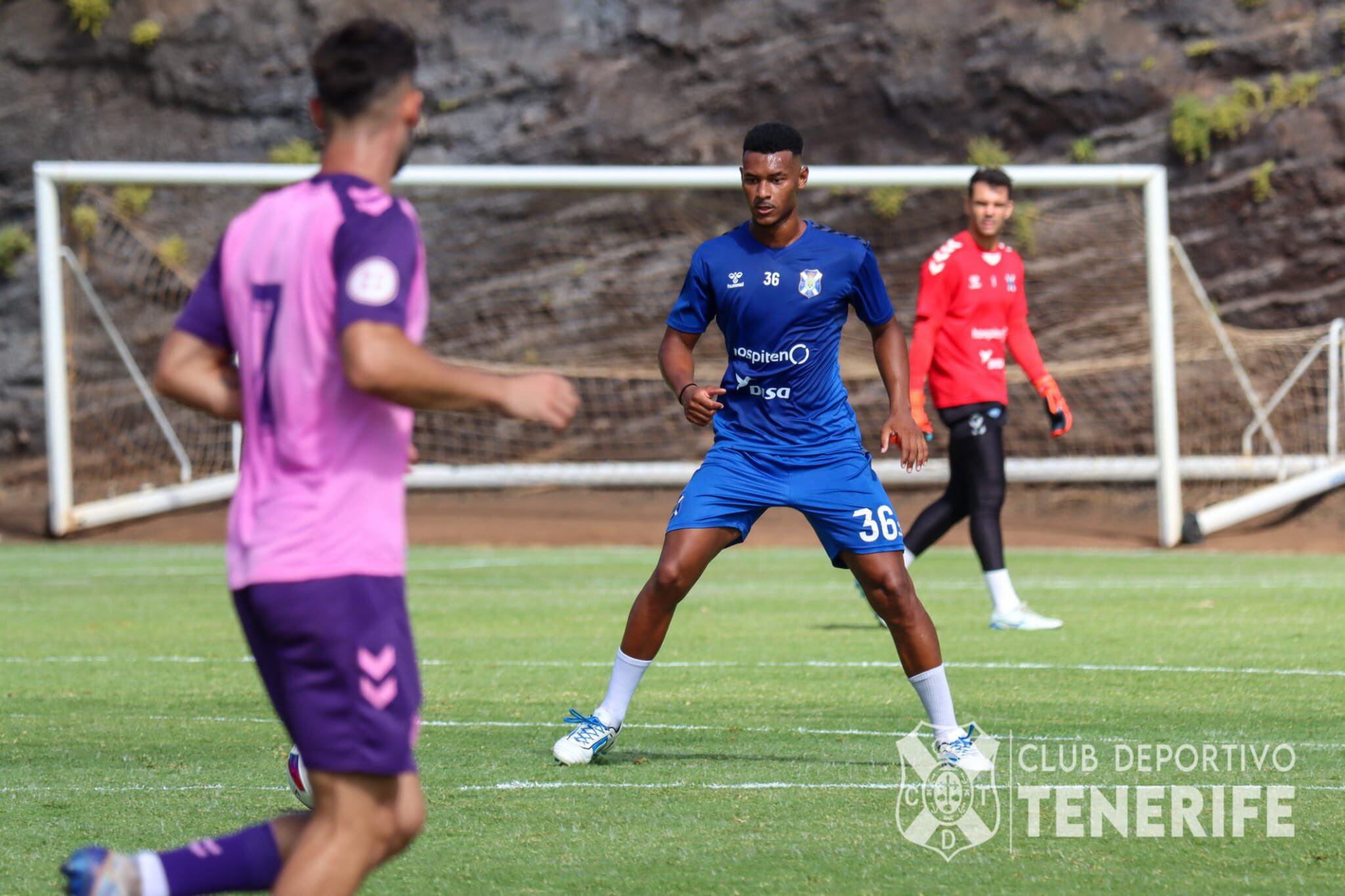 El central Loic Williams, de 21 años, figura entre los futbolistas desplazados a Alicante.