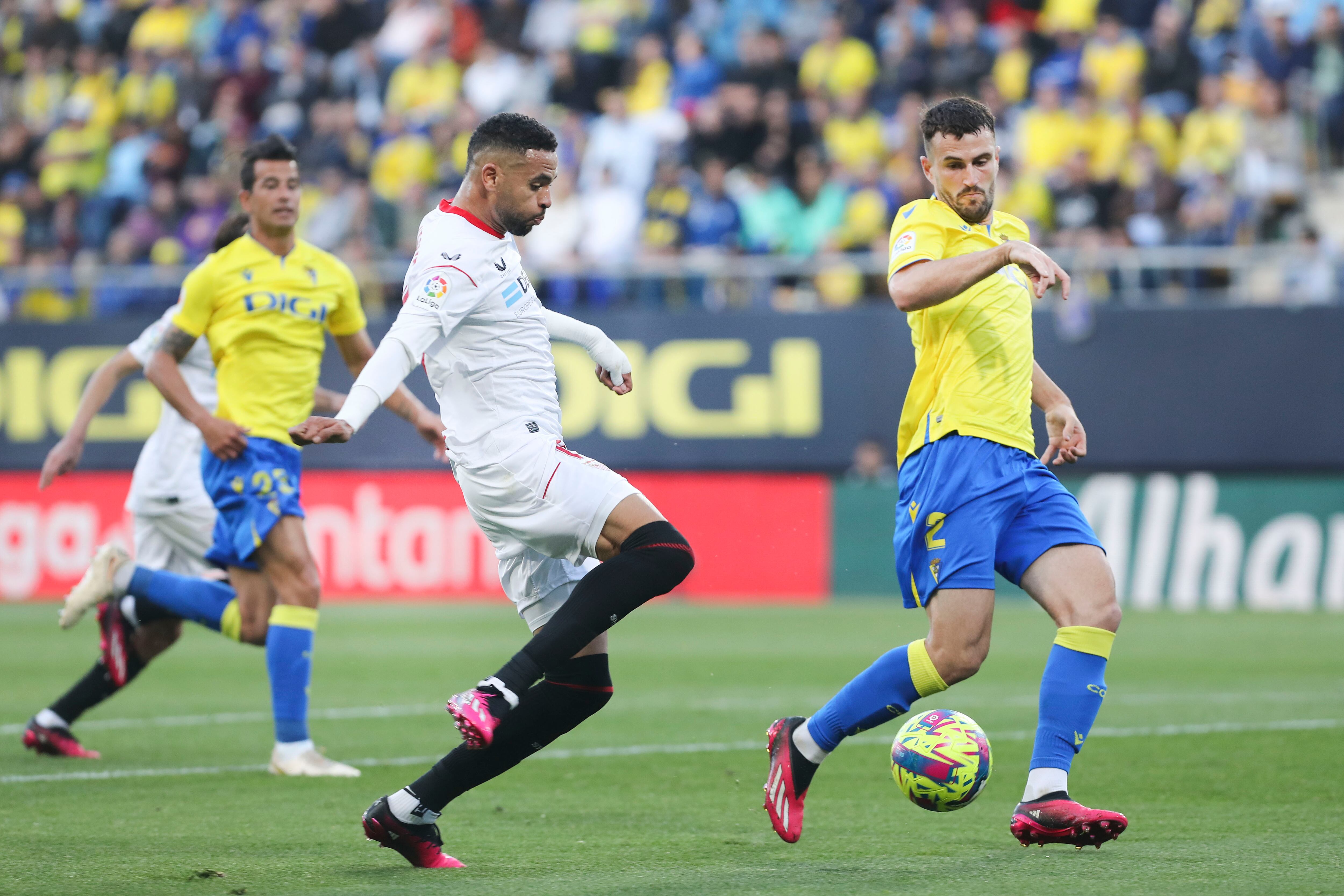 Cádiz, 01/04/2023.- El delantero marroquí del Sevilla FC, Youssef En-Nesyri lucha por el balón con el defensa del Cádiz CF, Fali, durante el encuentro correspondiente a la jornada 27 de primera división disputado hoy sábado en el Estadio Nuevo Mirandilla de Cádiz. EFE/Román Ríos.
