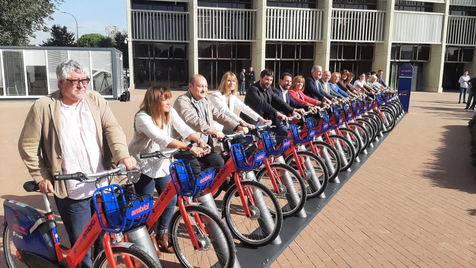 Foto de grup dels alcaldes on s&#039;implantarà el servei de AMBici amb les noves bicicletes