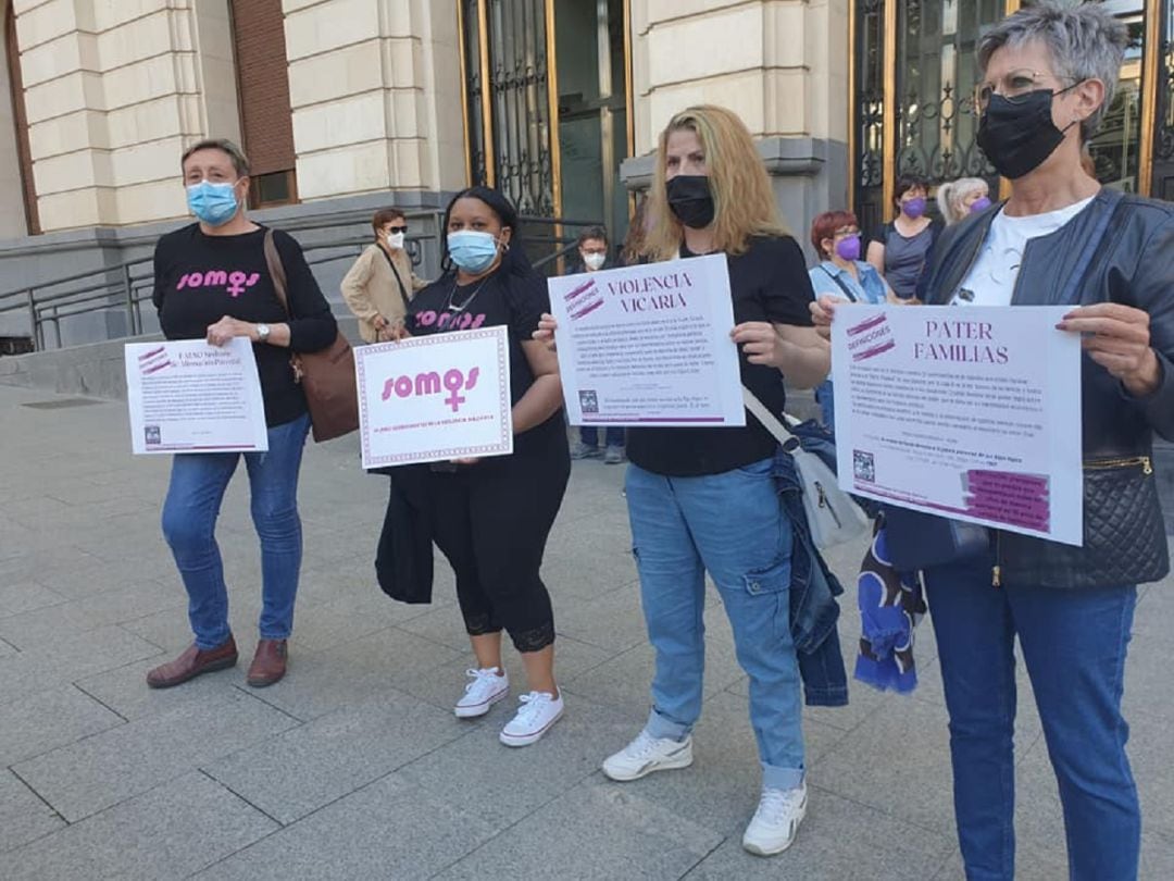 Stop Violencia Vicaria, una de las últimas concentraciones de la Asociación Somos Más en Zaragoza