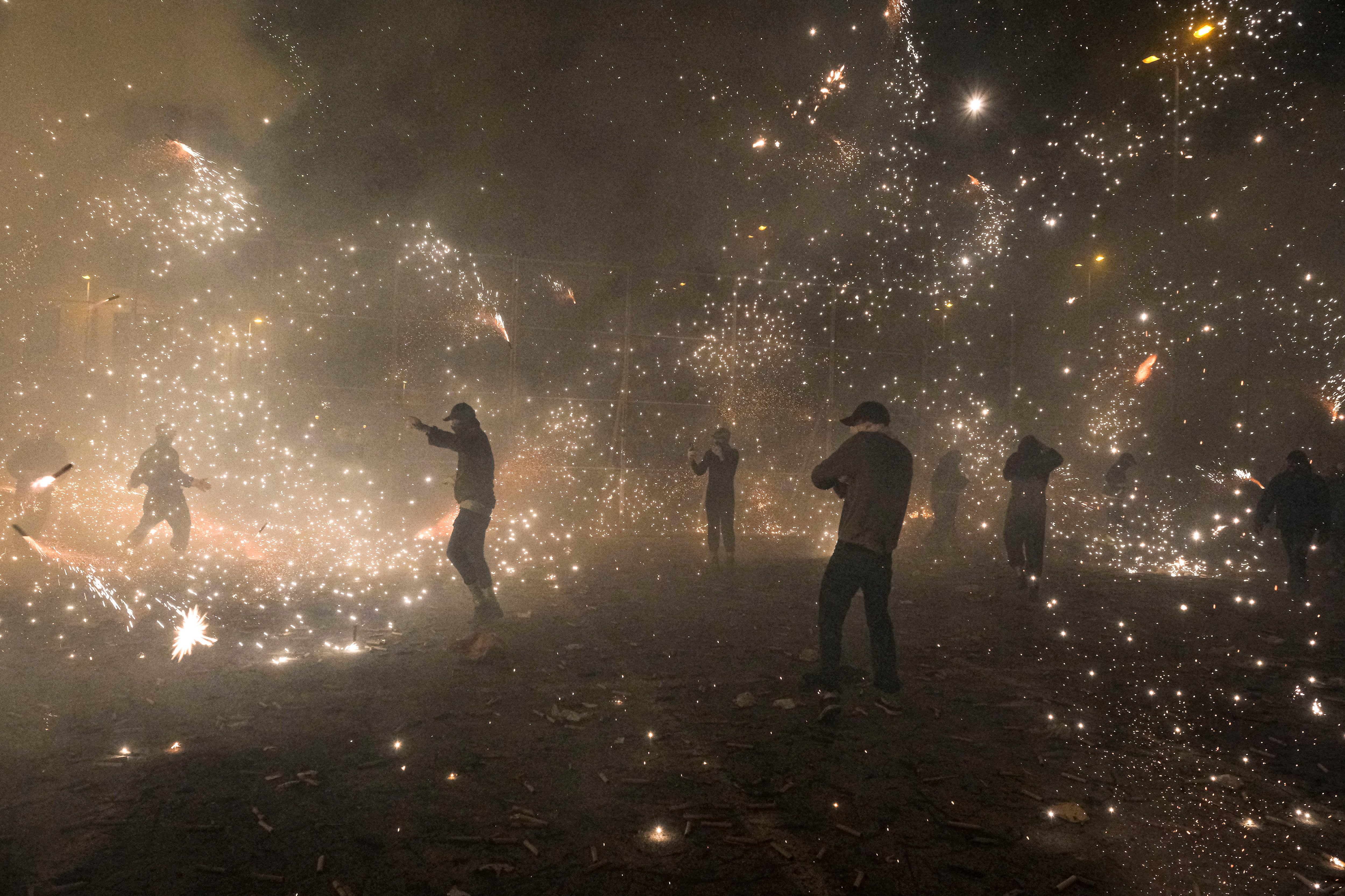 ELCHE (ALICANTE), 14/08/2025.- Participantes en la guerra de carretillas que se celebra al final de la Nit de l'Albà. ciudad de Elche ha vivido esta noche una de sus Nit de l'Albà más espectaculares y multitudinarias, marcada por el lanzamiento de 9.283,13 kilos de material pirotécnico, una cifra récord que supone 731,95 kilos más que en 2024. EFE/Pablo Miranzo