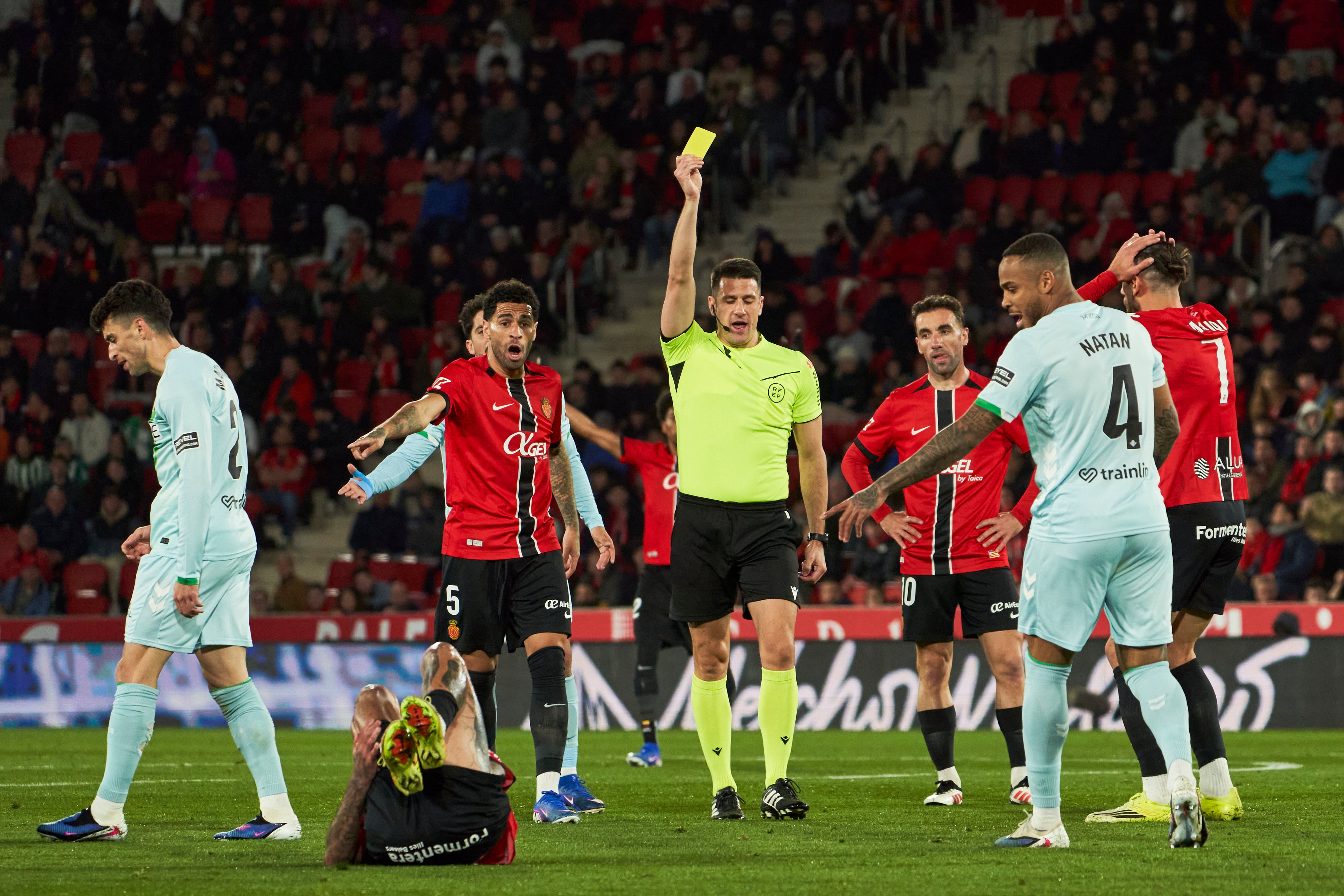 Isidro Diaz de Mera Escuderos saca una amarilla en el Mallorca-Betis