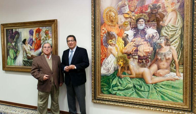 El pintor Juan Valdés, a la izquierda, y Antonio Pulido junto a las dos obras adquiridas por la Fundación Cajasol