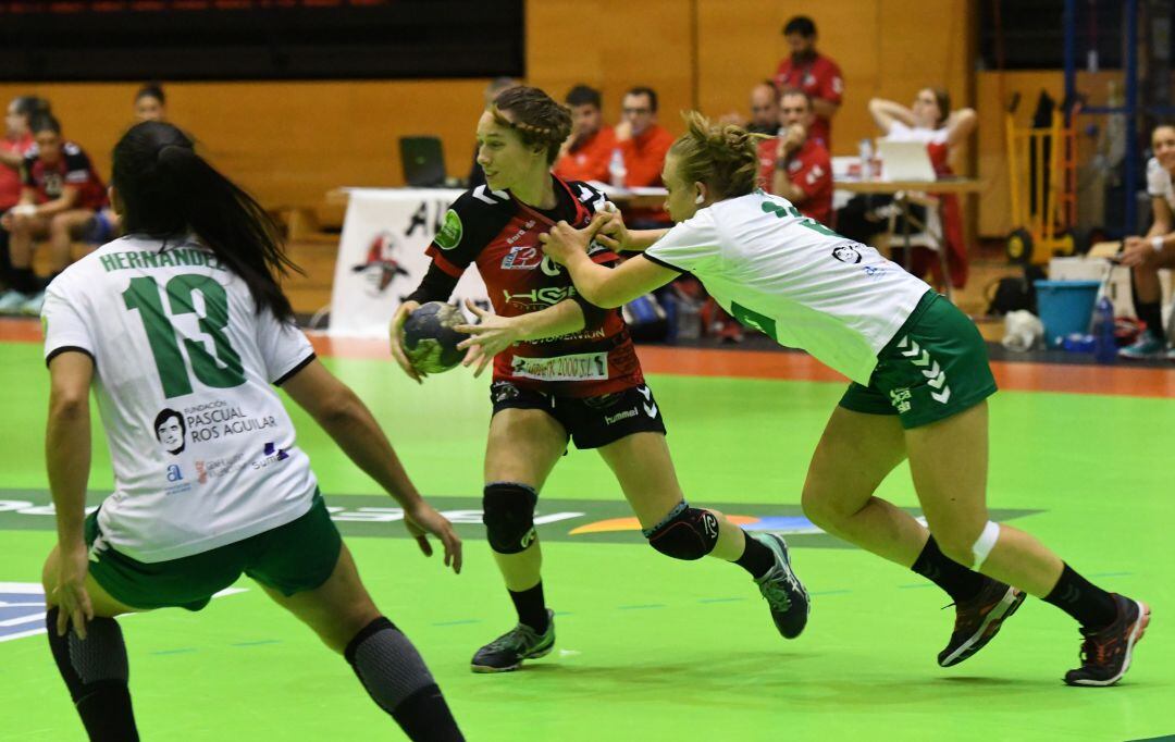 Katia agarra a una jugadora del Zuazo ante la mirada de Laura Hernández