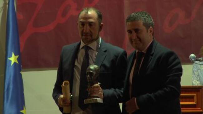 El corresponsal Antonio García-Márquez recibio el Zabaleta de manos del delegado de Ideal Jaén, José Luís Adán