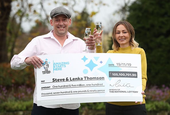 Steve Thomson y su mujer, Lenka, tras ganar 105 millones de libras en Euromillones