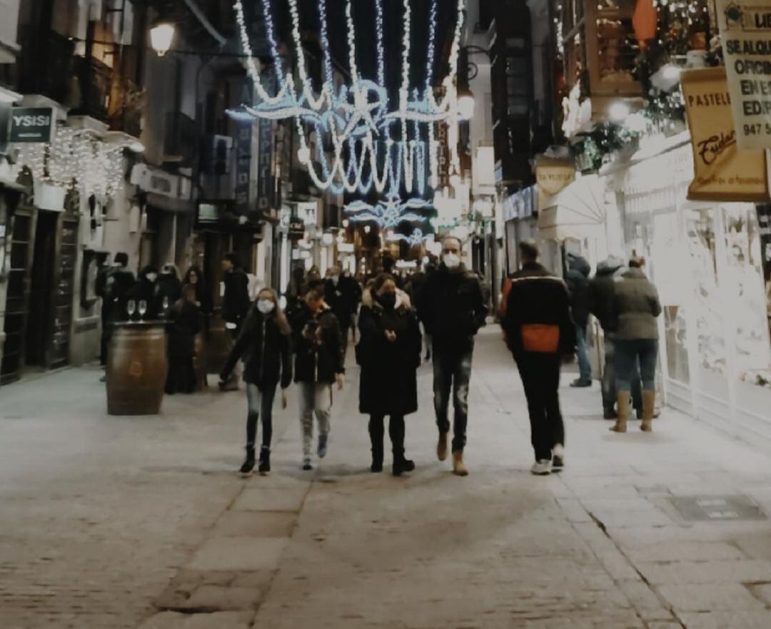 Una familia pasea por la calle Isilla