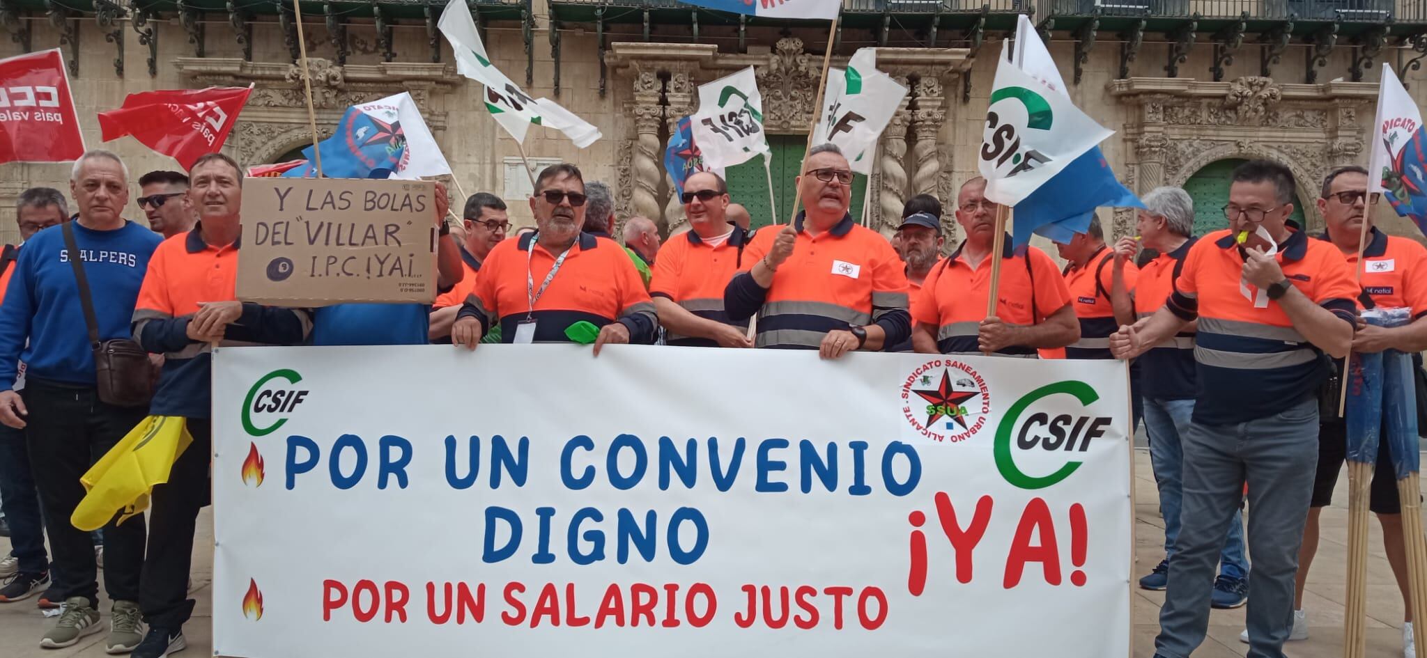 Trabajadores de la UTE Netial protestan frente al Ayuntamiento de Alicante