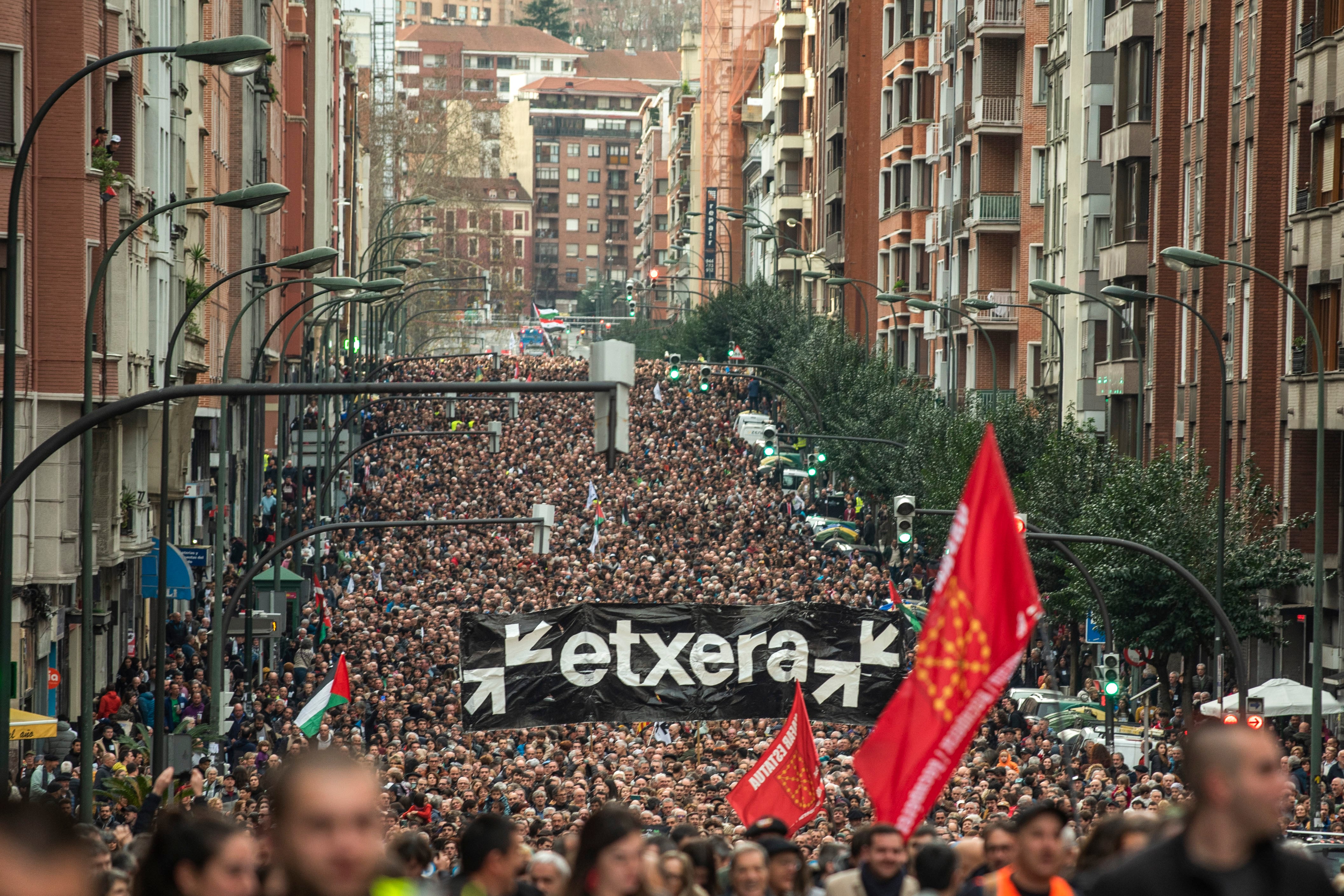 BILBAO, 13/01/2024.- Un momento de la manifestación convocada por la organización de apoyo a los presos de ETA Sare bajo el lema Konponbiderako Giltzak, Llaves para la resolución&quot; este sábado en Bilbao. EFE/Javier Zorrilla
