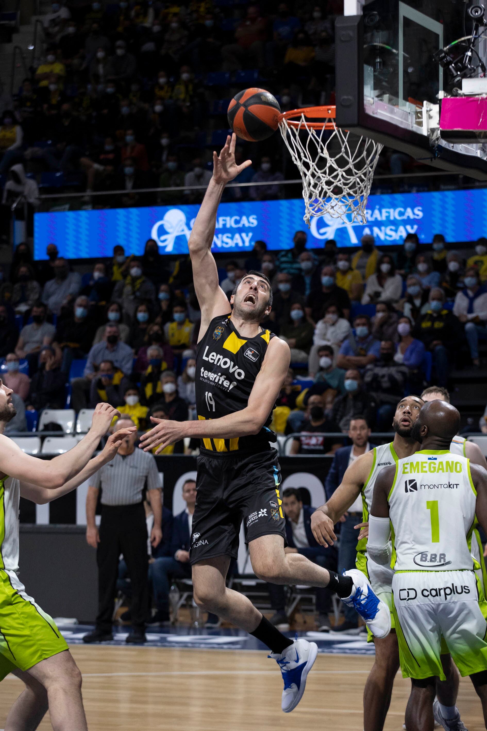 GRAFCAN3394. LA LAGUNA (TENERIFE), 14/04/2022.- El jugador del Lenovo Tenerife Shermadini (c) y el jugador del Fuenlabrada Emegano (d) durante el partido de la jornada 19 de liga Endesa que ambos equipos disputaron este jueves en el pabellón Santiago Martín, en La Laguna. EFE/ Miguel Barreto