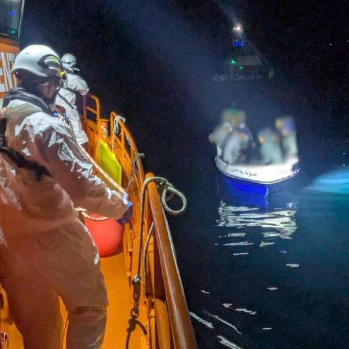 Rescatados quince hombres de origen magrebí de una patera a cinco kilómetros de Arenales del Sol