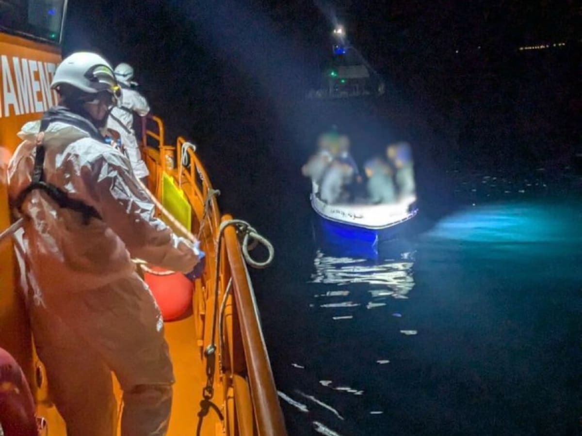 Rescatados quince hombres de origen magrebí de una patera a cinco kilómetros de Arenales del Sol