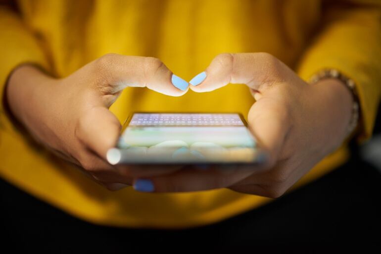 Mujer tecleando sobre un &#039;smartphone&#039;