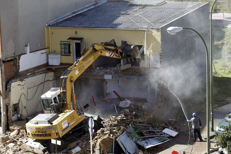 GRA154. Madrid. 27/02/2015,- La vivienda de dos alturas ubicada en el número 29 de la calle Ofelia Nieto, en el barrio de Tetuán, ha sido finalmente derribada por una excavadora, entre gritos de protesta de más de un centenar de activistas y tras la detención por la Policía Municipal de varias personas que trataban de impedir el desalojo. Un gran despliegue policial, con una docena de furgones, mantiene acordonados a los activistas, que protestan de forma controlada. La Policía Municipal madrileña, tras detener a primera hora de la mañana a siete personas que intentaron evitar el desalojo, ha detenido a otras dos personas más, de un grupo de activistas que se encaramaron a la excavadora las 11 de la mañana. EFE/Javier Lizón