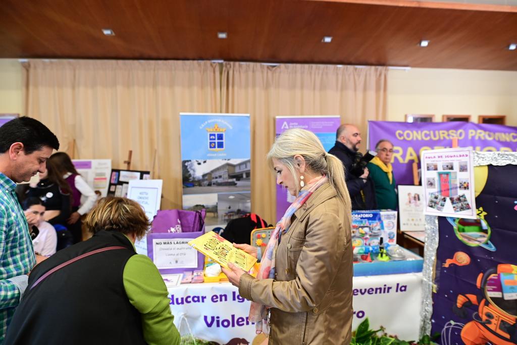 La Consejera de Educación, Patricia del Pozo, visita el stand del colegio Dr. Fleming de Jódar