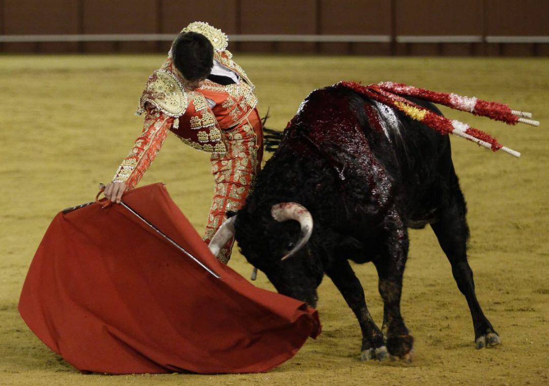 Manuel Diosleguarde en uno de los derechazos que instrumentó al sexto novillo de la noche