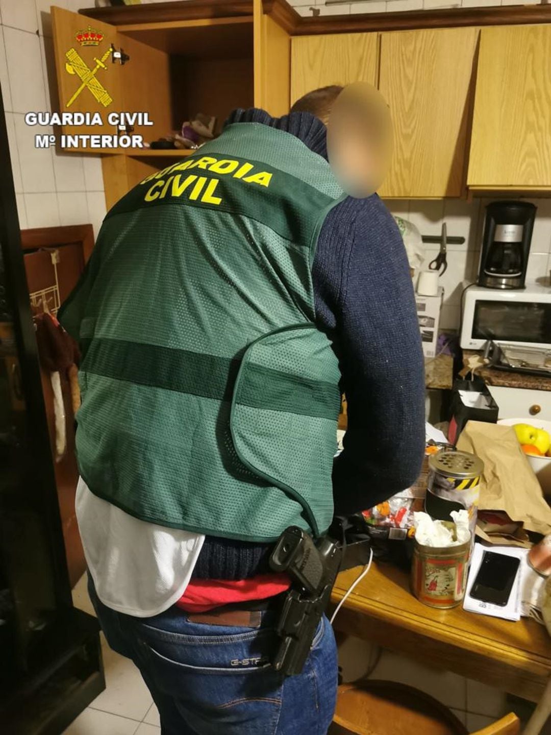 La Guardia Civil entró en tres pisos en Toral de los Vados y dos en Ponferrada