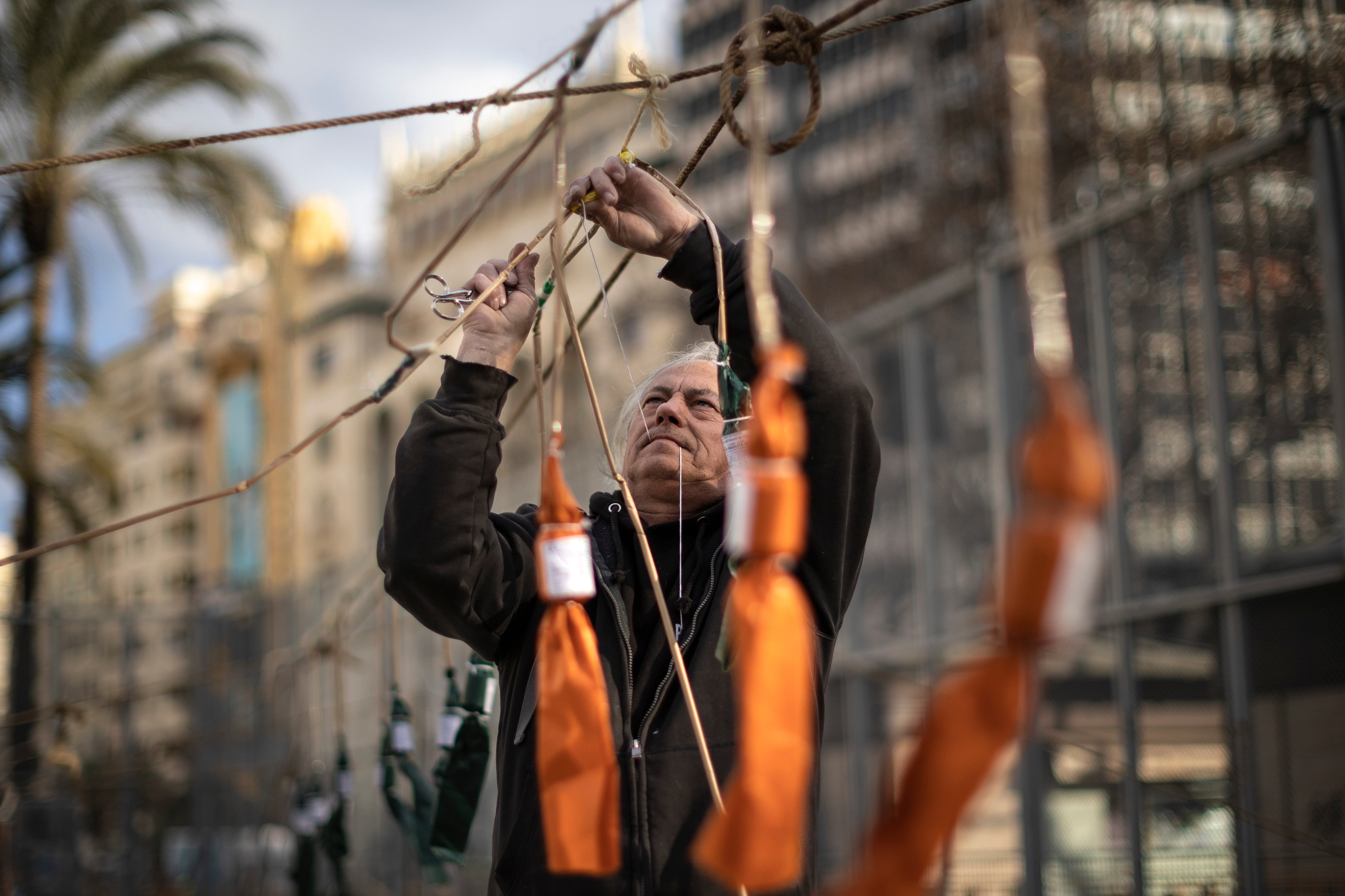 La plaza del Ayuntamiento de València acoge la primera mascletà de las Fallas 2023, que hasta el domingo 19 se prevén multitudinarias tras decaer todas las medidas anticovid y concluir sus cinco días grandes en fin de semana, a lo que se une la probable llegada masiva de visitantes madrileños al ser festivo en su comunidad el lunes 20.