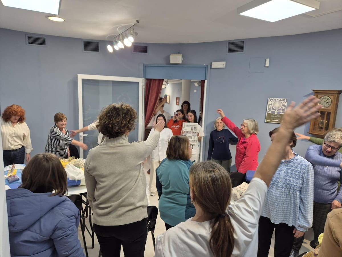 Las manos que tejen también necesitan cuidados: la fisioterapia llega a las encajeras de Almagro