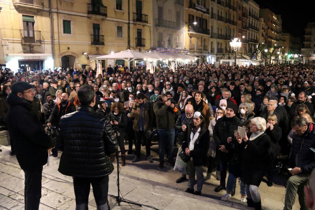 Els manifestants a la plaça de la Font de Tarragona