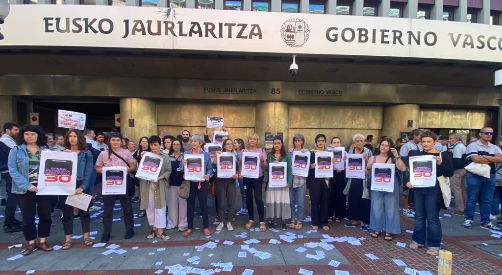 Representantes de ELA y LAB tras registrar la convocatoria de huelga feminista del 30N