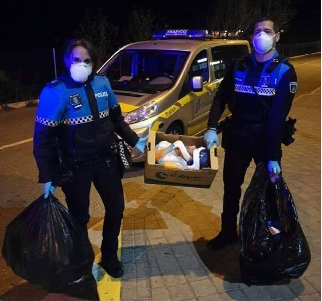 Agentes de Policía Local entregan al Hospital General de Segovia las máscaras de buceo donadas por los segovianos.