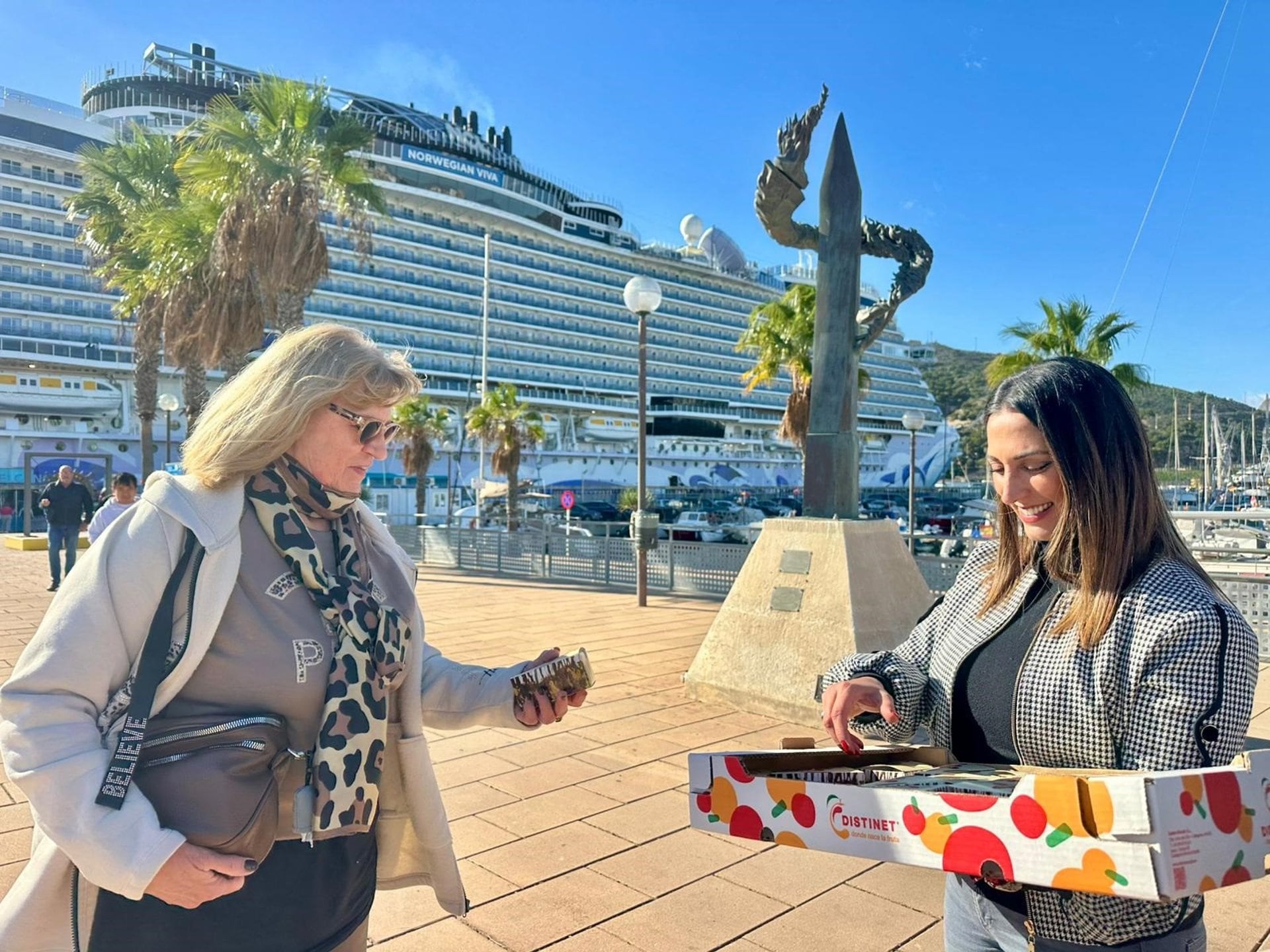 La consejera Sara Rubira en el reparto de uva de mesa que se ha realizado entre los cuceristas llegados este martes al Puerto de Cartagena