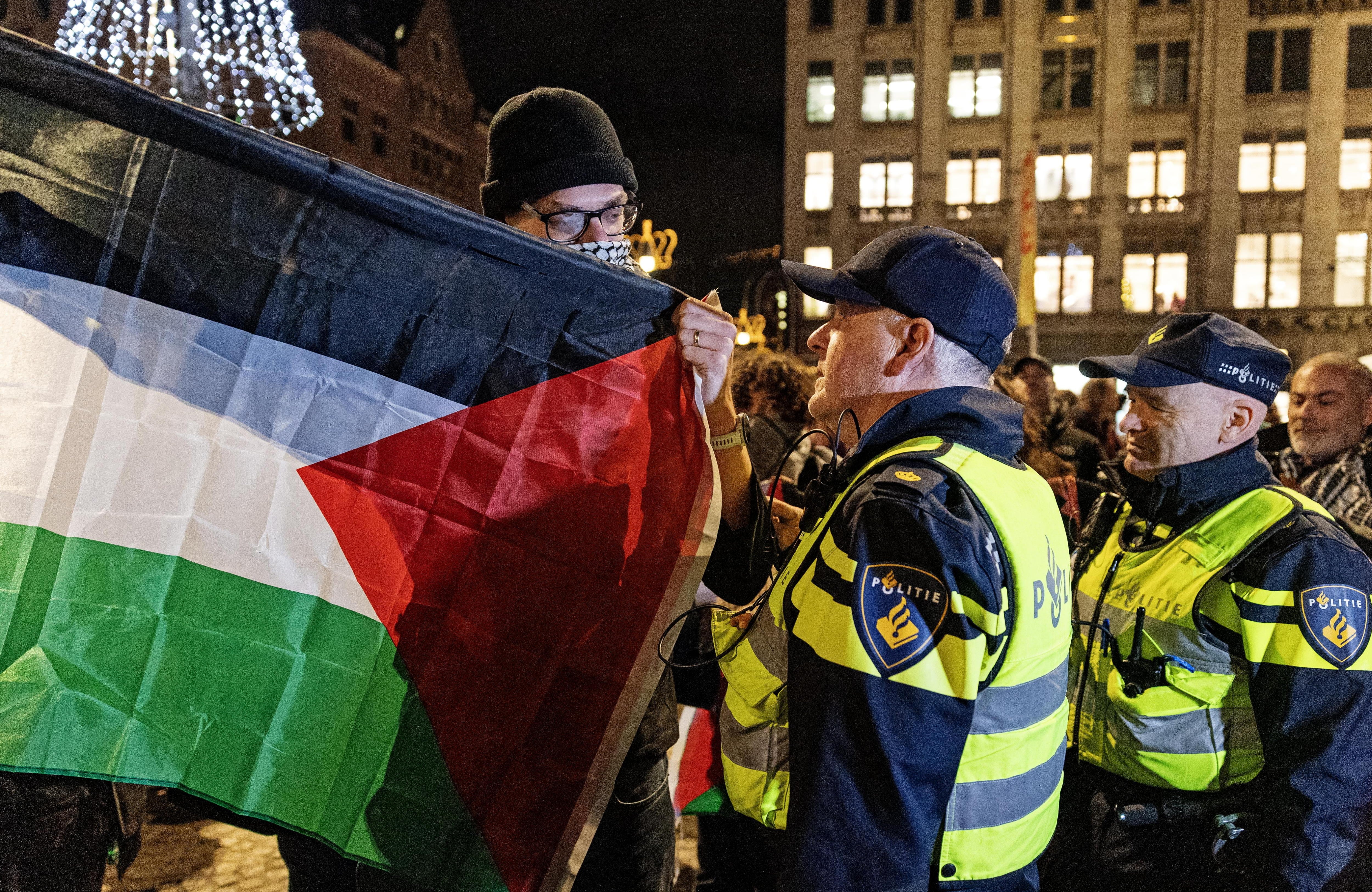 Agentes de policía se encaran a activistas propalestinos en la Plaza Dam de Ámsterdam