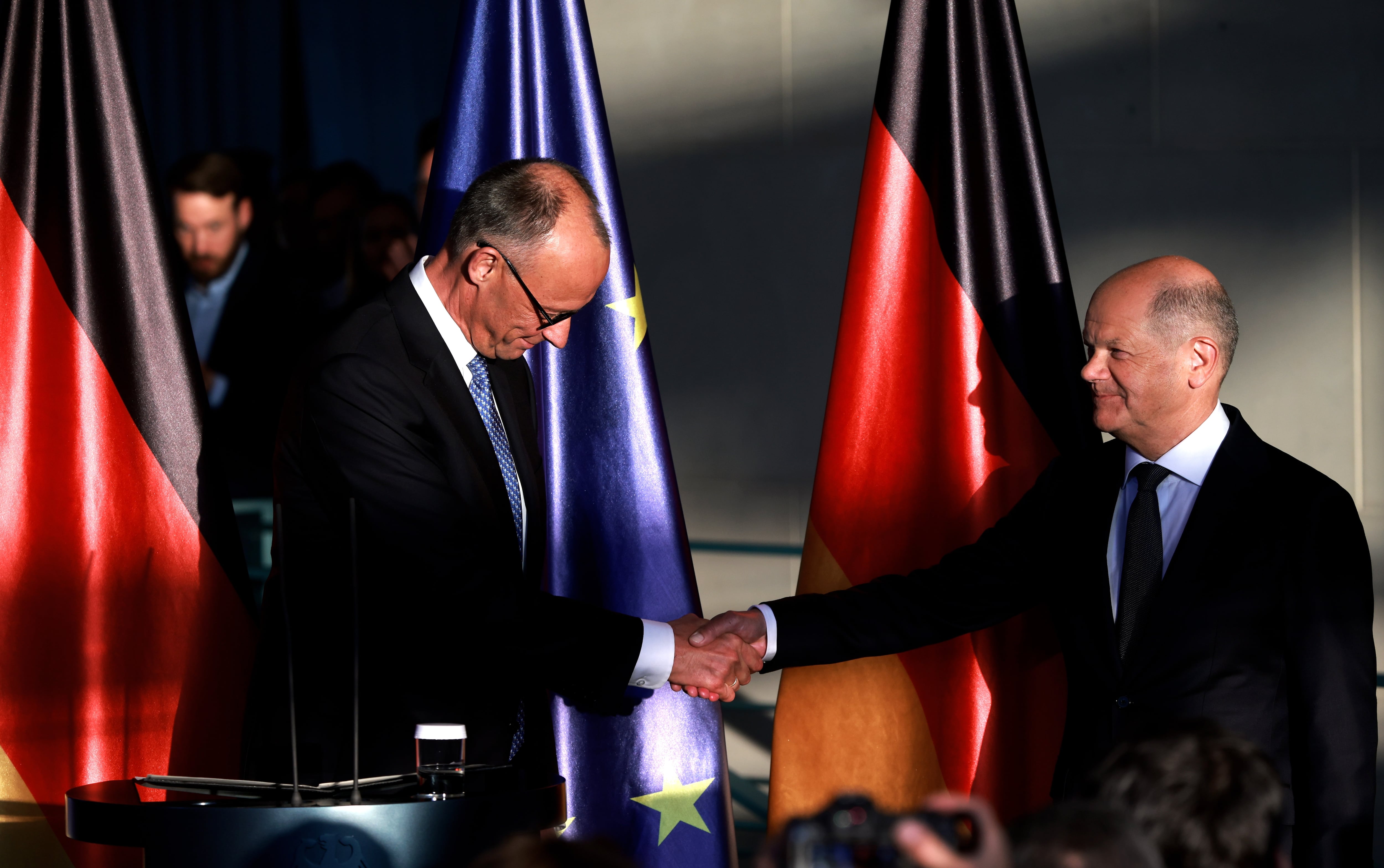 El nuevo canciller Friedrich Merz y el excanciller Olaf Scholz