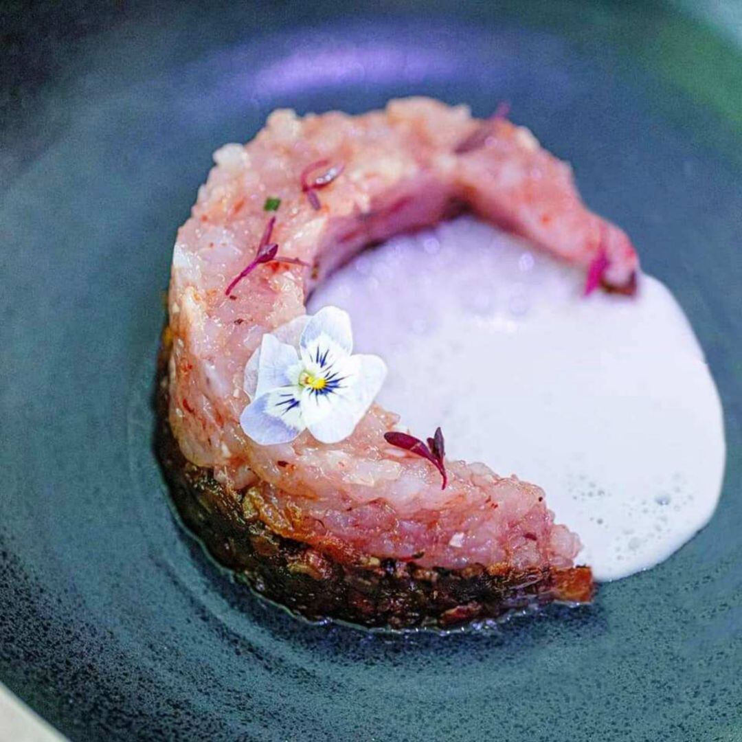 Tartar de alistados con ajoblanco de coco