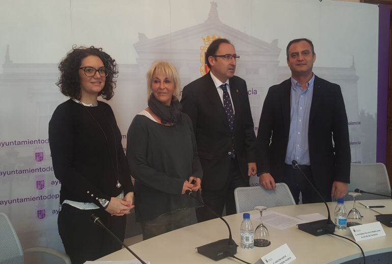 Responsables de los Centros Residenciales Palencia presentan en el Ayuntamiento el programa "Ningún abuelos solo en Navidad"