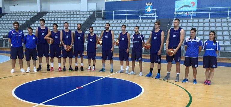 La plantilla del GBC posa en su primer entrenamientos en el Gasca