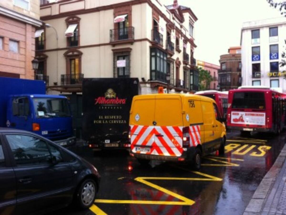 El alcalde niega atascos en la plaza del Duque