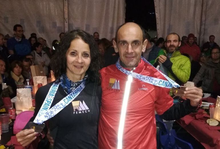 Nasio Cardona y Laurence Rastell con sus medallas de plata.